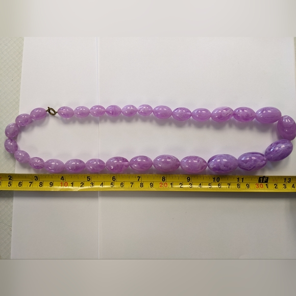 VTG. CHUNKY MARBLED LILAC LUCITE NECKLACE - Picture 8 of 11